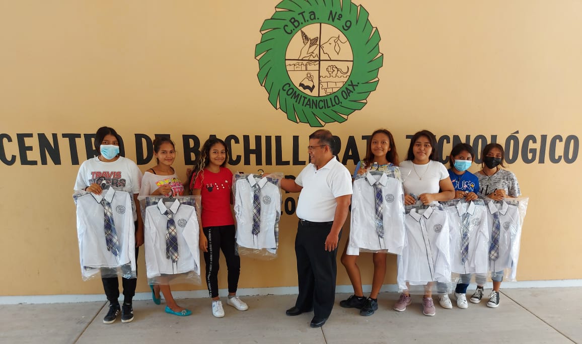 La escolta escolar recibe su uniforme